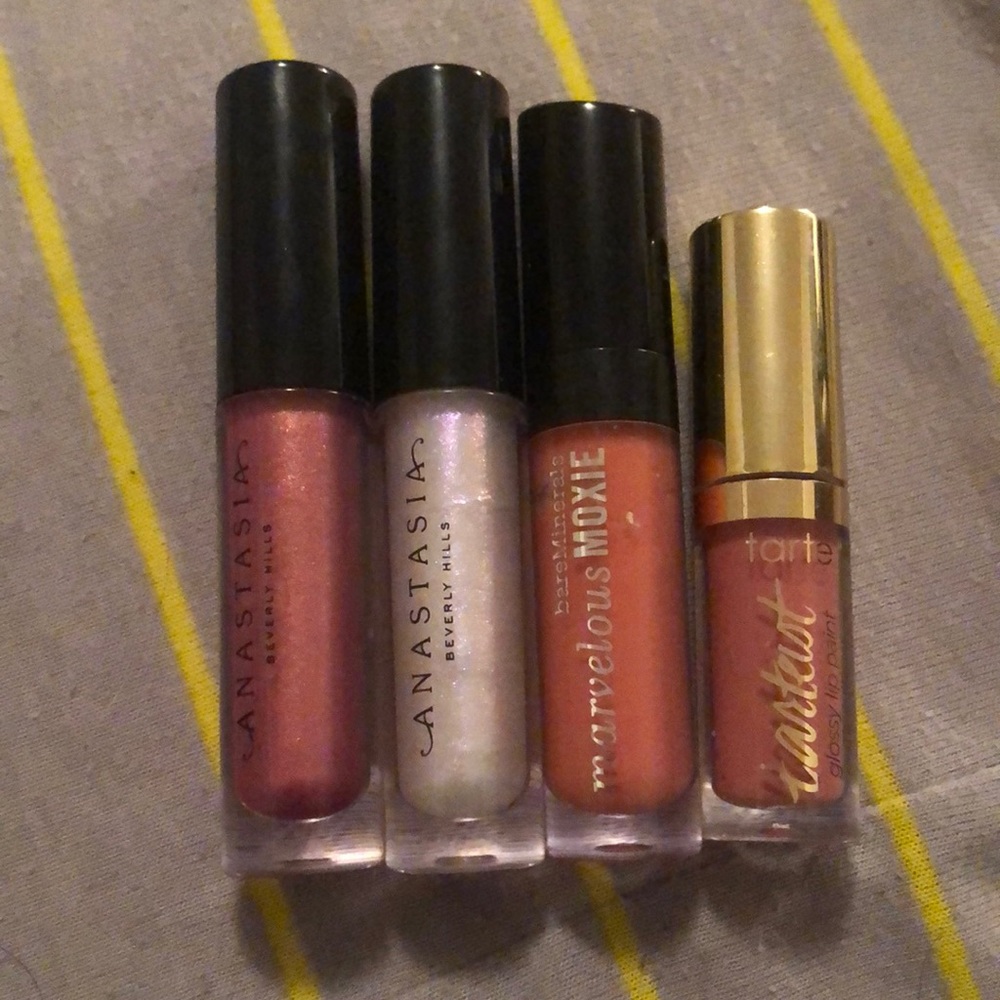 Multiple mini lip glosses